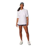 Camisa de manga larga Columbia modelo Bahama II, color blanco, con cuello camisero, cierre frontal de botones, bolsillos frontales con solapa y ventilación trasera. Diseñada con tecnología de protección solar y tejido de secado rápido.