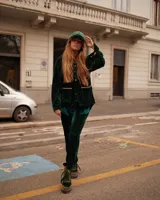 Pantalón de terciopelo azul marino, de corte recto y tiro medio.