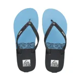 Ojotas Reef con base celeste con diseño de olas, tiras negras con logo de la marca y base negra con logo de la marca.