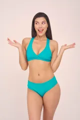 Conjunto de bikini color turquesa, compuesto por un corpiño con breteles anchos que se cruzan en la espalda y una bombacha clásica.
