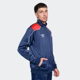 Conjunto deportivo Umbro del Club Nacional de Football, compuesto por una campera con cierre frontal y pantalón de jogging a juego. La campera es azul con detalles en rojo en los hombros y el logo de Umbro y el escudo del club en el pecho. El pantalón es azul con el escudo del club en el muslo.