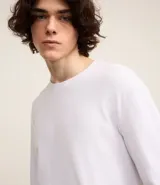 Remera de manga larga con cuello redondo y textura, de corte regular. Confeccionada en una mezcla de algodón, poliéster y viscosa.