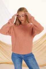 Sweater de punto color verde pistacho, de corte holgado y mangas largas.