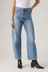 Jeans de denim de corte barrel y tiro alto, en tono azul claro con efecto deslavado.
