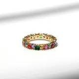 Anillo dorado con cristales de corazones multicolores.