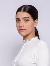 Polera blanca de cuello alto con costuras a la vista.