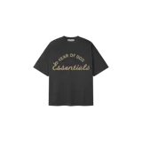 Remera Fear of God Essentials Training 90s de manga corta, color gris oscuro, con diseño estampado en el pecho que incluye las inscripciones 'Fear of God' en tipografía recta y 'Essentials' en cursiva, en tono tostado.