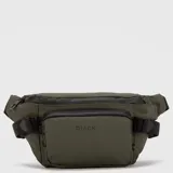 Riñonera color verde militar con múltiples compartimentos con cierre, correas laterales ajustables y logo bordado en el frente.