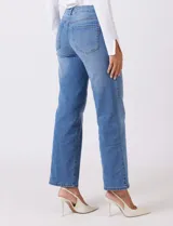 Jean recto de tiro medio, color celeste claro, con puños doblados.