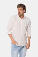 Camisa celeste con rayas verticales blancas, de lino y corte slim fit, con cuello clásico y cierre frontal con botones.