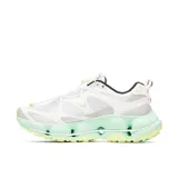 Championes de senderismo Merrell modelo SpeedARC Matis, con diseño técnico en color blanco, detalles en verde menta y toques amarillos. Presentan una entresuela innovadora con tecnología SpeedARC, parte superior de malla transpirable con refuerzos de TPU y suela Vibram MegaGrip para un agarre superior.
