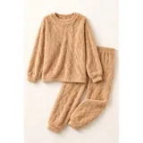 Conjunto de pijama de dos piezas confeccionado en plush suave con textura de ochos. Incluye una remera de manga larga con cuello redondo y un pantalón de corte recto con cintura elástica.