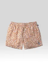 Short de baño con estampado animal print en tonos marrones y lilas. Tiene cintura elástica ajustable, dos bolsillos laterales y uno trasero con cierre. Cuenta con suspensor de malla fina hipoalergénico y protección UV 50.