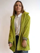 Tapado negro de piel sintética con cuello solapa y mangas largas. El forro interior de las mangas tiene un estampado animal print.