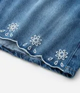 Short mom de jeans azul con bordado richelieu en el ruedo.