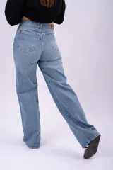 Pantalón de jean estilo wide leg con tiro alto, corte recto y relajado, confeccionado en denim de tono azul medio.