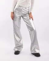 Pantalón plateado de corte recto y tiro alto, confeccionado en cuerina.