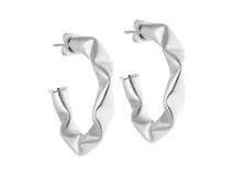 Par de aros tipo argolla de acero plateado con diseño retorcido.