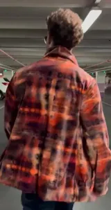 Chaqueta reversible con cuello esmoquin, de terciopelo con diseño abstracto en tonos naranja por un lado y estampado digital de una obra de arte por el otro.