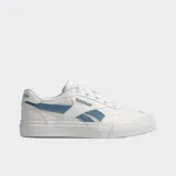 Championes Reebok Court Advance Vulc, color blanco con detalles en azul claro y suela tostada. Presentan rayas vectoriales en los laterales y construcción vulcanizada.