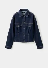 Chaqueta estilo tejano vaquero de algodón con elasticidad, color azul marino. Cuenta con cuello camisero, cierre frontal con botones, dos bolsillos de parche con solapa y botón en el pecho, mangas largas con puños abotonados y tira ajustable en la parte posterior.