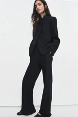 Pantalón de tiro alto con diseño de raya diplomática, corte recto y raya planchada en el delantero. Cuenta con cintura con trabillas, bolsillos laterales y bolsillos de vivo en la parte trasera. Cierre frontal con cremallera, botón y ganchos metálicos.