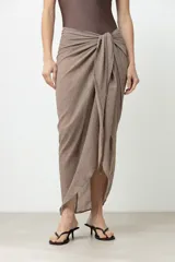 Pareo largo de color rojo, confeccionado en tela liviana con textura arrugada, ideal para usar sobre trajes de baño.