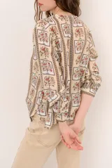 Camisa estampada de manga larga, con cuello mao y cierre frontal de botones.