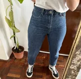 Jeans baggy tiro alto de color azul, confeccionados en denim, con diseño clásico de cinco bolsillos y botamangas con dobladillo.