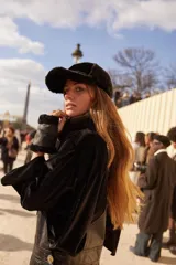 Guantes sin dedos de cuero negro con puño de corderito negro.