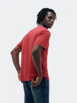 Camiseta marrón de corte recto y mangas cortas.