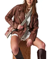 Chaqueta de cuero negra estilo motoquera con cierre frontal asimétrico, tres bolsillos con cierre y un bolsillo con botón.