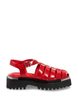 Sandalias rojas de cuero con tiras anchas, punta cuadrada, plataforma track negra y detalle metálico plateado en puntera y talón.