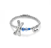 Pulsera elástica con cuentas plateadas y cristales azules. Presenta un dije con forma de libélula y otro con la palabra "Suerte".