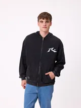 Canguro con capucha de color negro con efecto lavado, manga larga y bolsillo frontal. Presenta un estampado gráfico en la espalda con el logo de la marca y motivos abstractos en tonos violeta y amarillo.