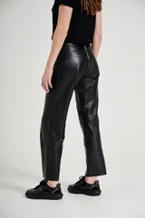 Pantalón de cuero color beige, de corte recto, con cintura alta y lazo para ajustar.