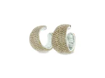 Aros de oro blanco en diseño ancho y curvo, cubiertos en su totalidad por pavé de circonias.