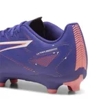 Championes de fútbol Puma modelo Ultra 5 Play FG/AG, color violeta con detalles en rosa y blanco. Diseñados para césped natural y artificial, cuentan con una estructura ligera y suela con tapones para mayor tracción.