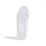 Championes Adidas Forum Mid, color blanco, de corte medio, con sistema de amarre de cordones y tira ajustable en el tobillo.