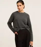 Suéter gris melange de punto con cuello redondo y manga larga.