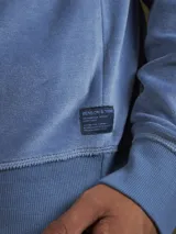 Sweater de plush color celeste.