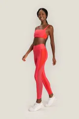 Calza deportiva de lycra color rosa con paneles en naranja y fucsia.