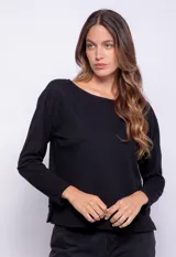 Remera negra de manga larga con cuello redondo.