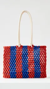 Bolso tote bag tejido a crochet con rayas verticales en color rojo y azul.