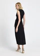 Vestido midi negro de punto con cuello alto, sin mangas, corte ajustado, fruncido lateral con cinturón y largo midi.