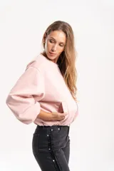 Campera tipo bomber de gamuza italiana, color rosado, con cierre metálico frontal, cuello redondo y mangas con puños fruncidos.