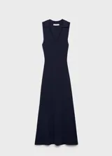 Vestido midi de punto fino color negro, con escote en pico y cuello tipo polo. Diseño sin mangas, entallado al cuerpo.