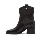 Bota texana de caña media confeccionada en cuero, con diseño de costuras decorativas, taco cuadrado y punta cuadrada.