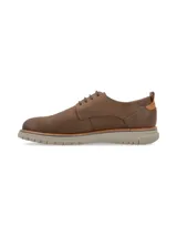 Zapato de vestir estilo derby marca Hush Puppies, confeccionado en cuero color marrón con suela de EVA en tono beige. Presenta cordones al tono y detalle de logo grabado en el lateral.