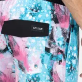 Short de baño Volcom modelo Breaker con estampado abstracto en tonos celestes, rosas, blancos y negros, cintura elástica negra y cordón ajustable.
